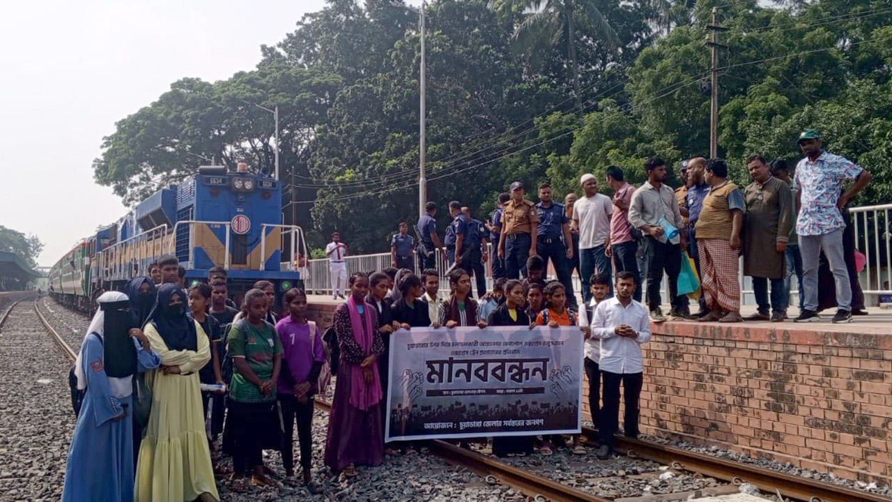 রুট পরিবর্তন না করার দাবিতে চুয়াডাঙ্গায় ট্রেন আটকে বিক্ষোভ