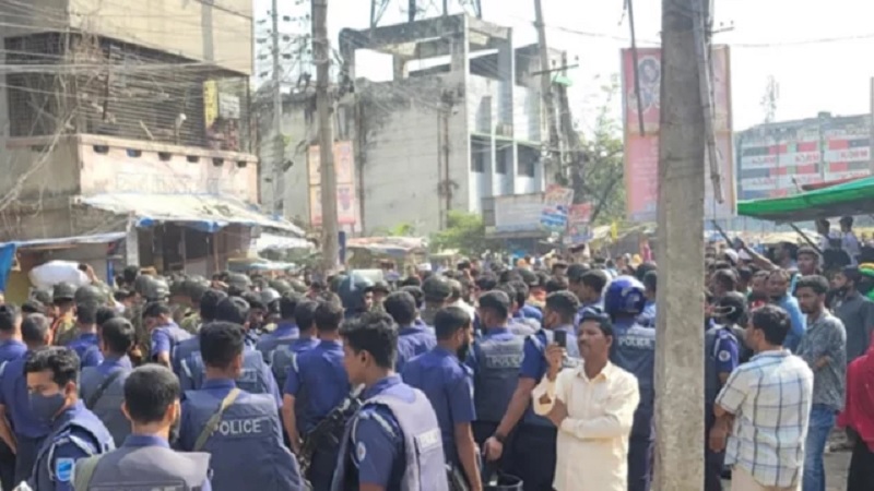 নারায়ণগঞ্জে শ্রমিকদের বিক্ষোভ, ঢাকা-মুন্সীগঞ্জ সড়ক অবরোধ