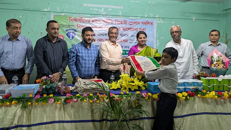 চট্টগ্রামে ৯৫৬ শিক্ষার্থী পেল দুর্নীতিবিরোধী উপকরণ