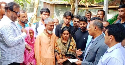 ছাত্র আন্দোলন শহীদদের বাড়িতে গিয়ে স্বজনদের খোঁজ নিলেন ডিসি