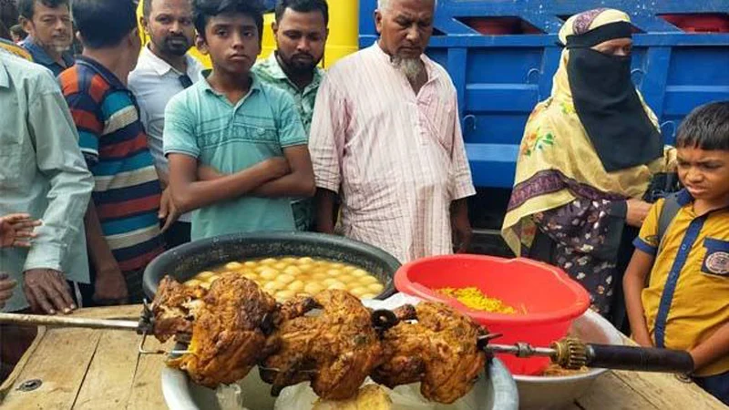 ফ্রিজে মিলল পচা খাবার, মিষ্টির পাত্রে তেলাপোকা