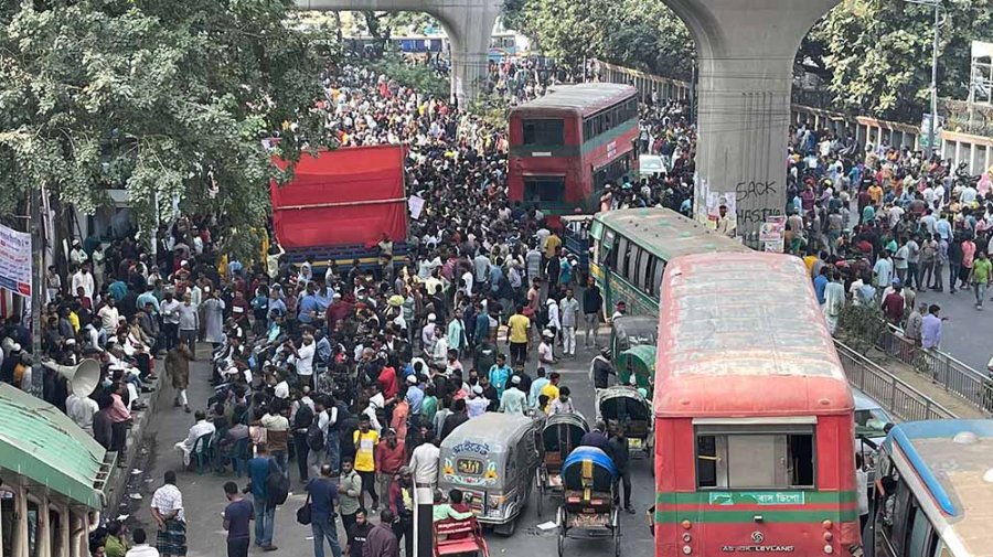 সড়ক বন্ধ করে বিক্ষোভ, যানজটে ভোগান্তিতে সাধারণ মানুষ