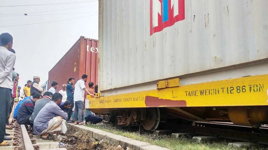 টঙ্গীতে কনটেইনার লাইনচ্যুত, আপ লাইনে রেল চলাচল বন্ধ