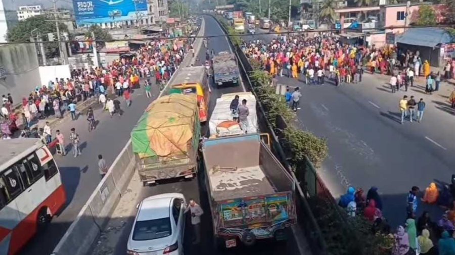 বকেয়া বেতনের দাবিতে গাজীপুরের কালিয়াকৈরে মহাসড়ক অবরোধ