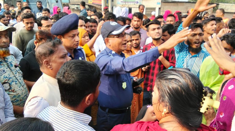 কারখানা খুলে দেওয়ার দাবিতে গাজীপুরে শ্রমিক বিক্ষোভ, মহাসড়ক অবরোধ