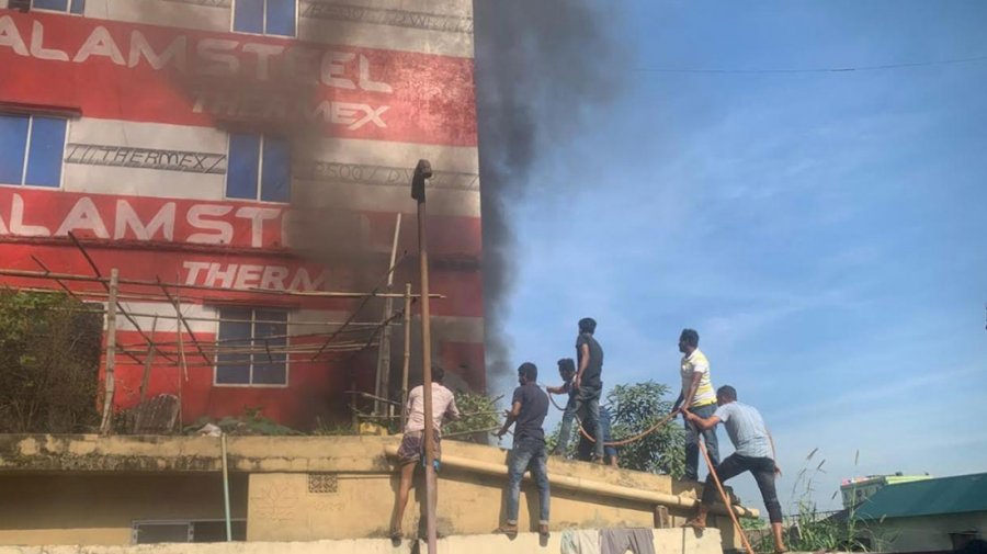 এক ঘণ্টার চেষ্টায় নিভলো ফোম-ম্যাট্রেস গুদামের আগুন