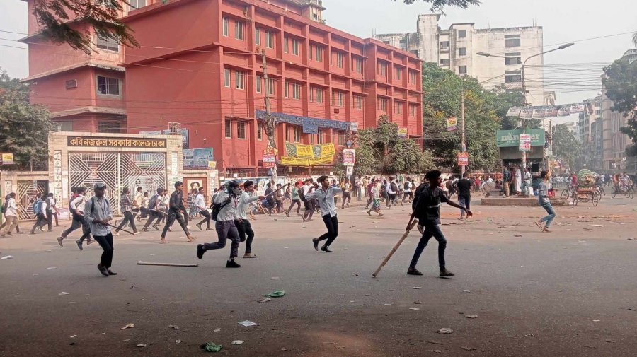 ন্যাশনাল মেডিক্যাল ঘেরাও: শিক্ষার্থীদের মধ্যে ধাওয়া-পাল্টা ধাওয়া