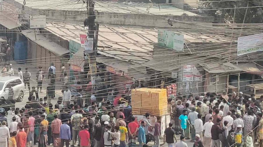 মোহাম্মদপুরে ব্যাটারিচালিত রিকশাচালকদের সড়ক অবরোধ