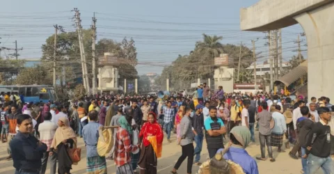 বকেয়া বেতনের দাবিতে নবীনগর-চন্দ্রা মহাসড়ক অবরোধ