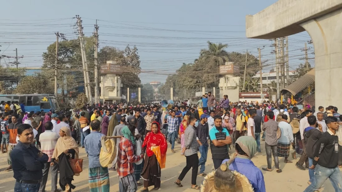 বকেয়া বেতনের দাবিতে নবীনগর-চন্দ্রা মহাসড়ক অবরোধ