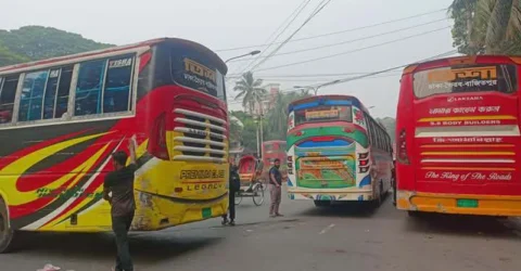 শাহবাগে বাসভর্তি মানুষ আসার নেপথ্যে যা জানা গেল