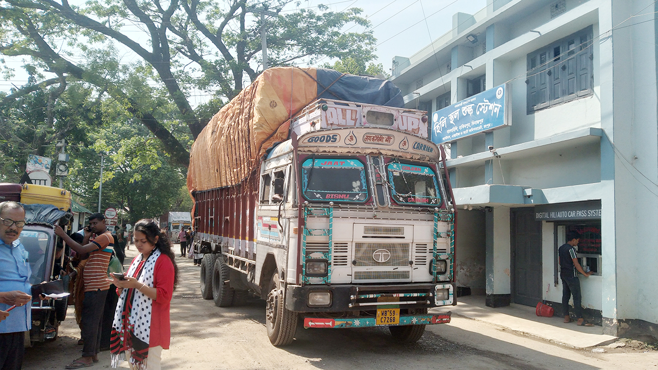 হিলি স্থলবন্দর দিয়ে পেঁয়াজ আমদানি শুরু