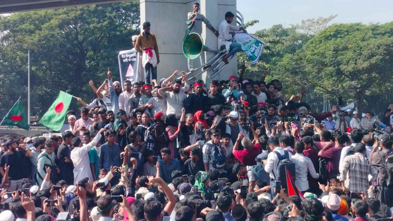 দ্রুত ইসকনকে নিষিদ্ধ ও আইনজীবী হত্যাকারীদের ২৪ ঘণ্টার মধ্যে গ্রেপ্তারের দাবি হাসনাত-সারজিসের