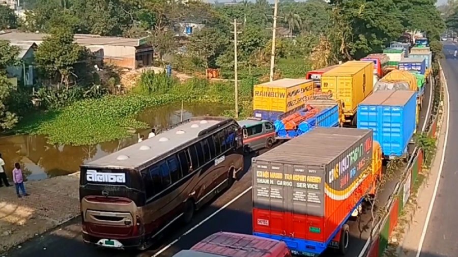 সেতুতে উল্টে গেছে ট্রাক, ঢাকা-চট্টগ্রাম মহাসড়কে ৮ কিমি যানজট