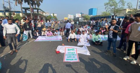 চাকরিচ্যুত ব্যাংকারদের অবরোধ, দাবি না মানলে কঠোর আন্দোলনের ঘোষণা