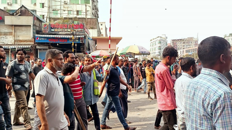 জুরাইন রেলক্রসিং ছাড়লেন রিকশাচালকরা