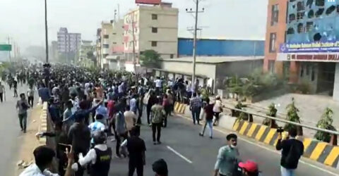 মোল্লা কলেজে হামলা-ভাঙচুর, রাস্তা শিক্ষার্থীদের দখলে