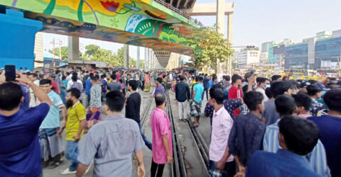 এবার রেললাইন অবরোধ রিকশাচালকদের, ঢাকার সঙ্গে যোগাযোগ বন্ধ