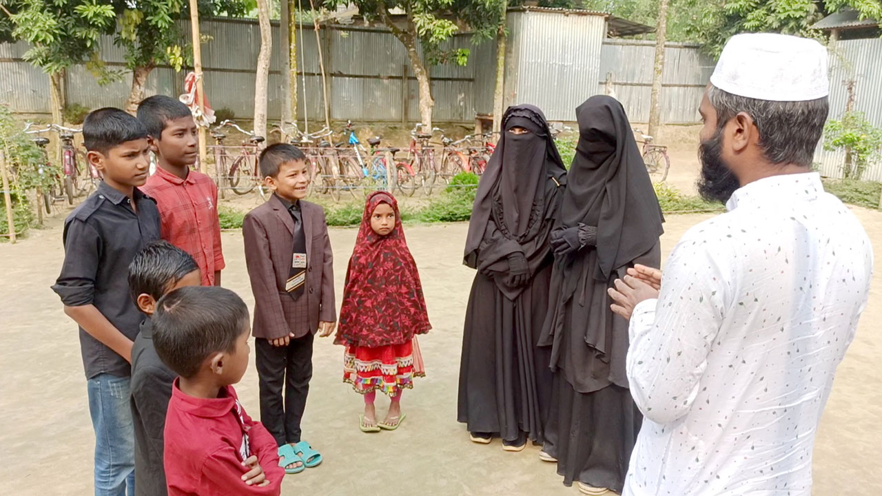 ঠাকুরগাঁওয়ে মুগ্ধতা ছড়াচ্ছে শিক্ষার্থীদের বিস্ময়কর প্রতিভা