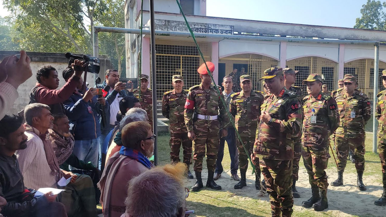 রাজবাড়ীতে অসহায় ও দুস্থদের জন্য সেনাবাহিনীর ফ্রি মেডিকেল ক্যাম্প