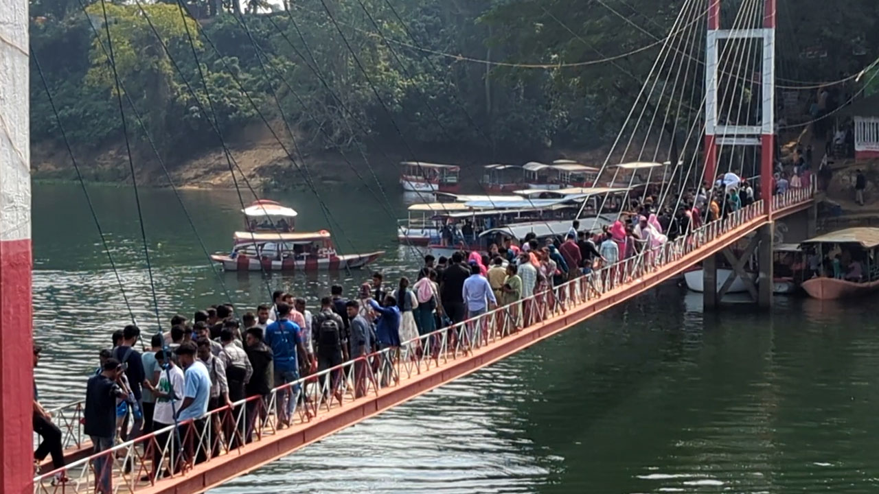 প্রকৃতির রূপ দেখতে রাঙামাটি ও সাজেকে পর্যটকদের ভিড়