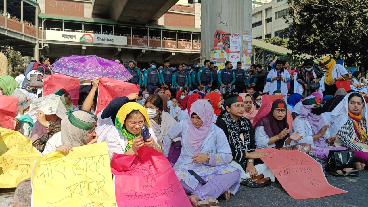 আবারও শাহবাগ অবরোধ করলেন চিকিৎসকরা