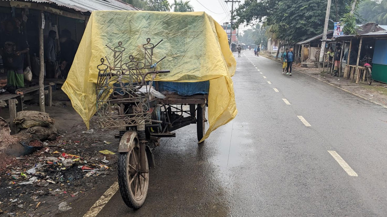 বাগেরহাটে গুঁড়ি গুঁড়ি বৃষ্টিতে বিপাকে জনজীবন