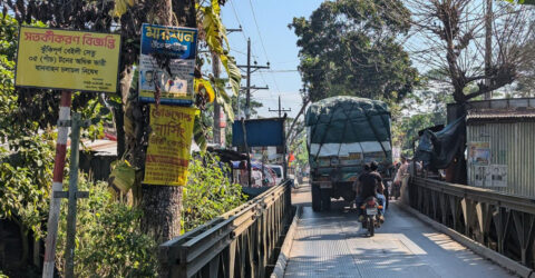 ৫ টনের বেশি ভারী যানবাহন চলাচলে নিষেধাজ্ঞা, চলে ৩৫ টন