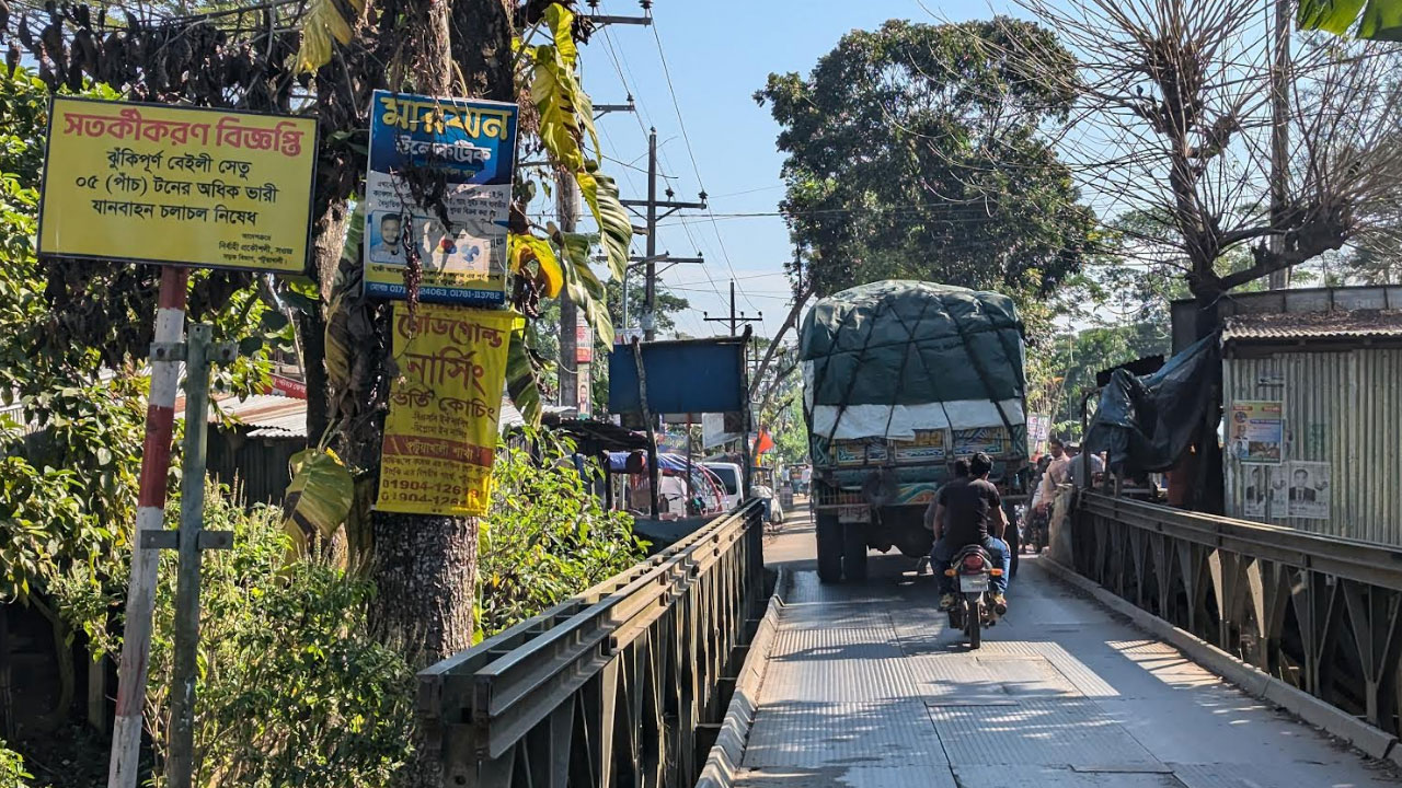 ৫ টনের বেশি ভারী যানবাহন চলাচলে নিষেধাজ্ঞা, চলে ৩৫ টন