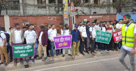 ৩ দাবিতে জাহাঙ্গীর গেটের সামনে চাকরিচ্যুত সেনা সদস্যদের অবস্থান