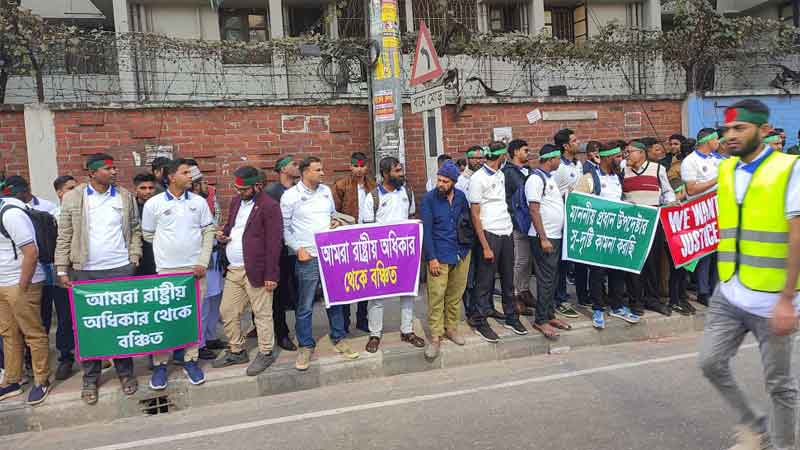 ৩ দাবিতে জাহাঙ্গীর গেটের সামনে চাকরিচ্যুত সেনা সদস্যদের অবস্থান