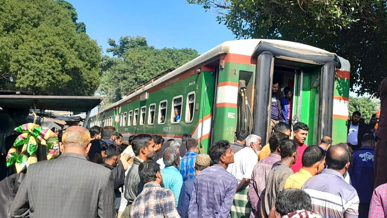 নাটোরে বগি ফেলে চলে গেল ট্রেন