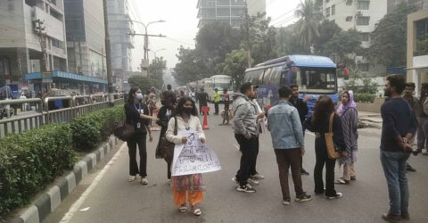 বনানীতে সড়ক অবরোধ করে প্রাইম এশিয়ার শিক্ষার্থীদের বিক্ষোভ