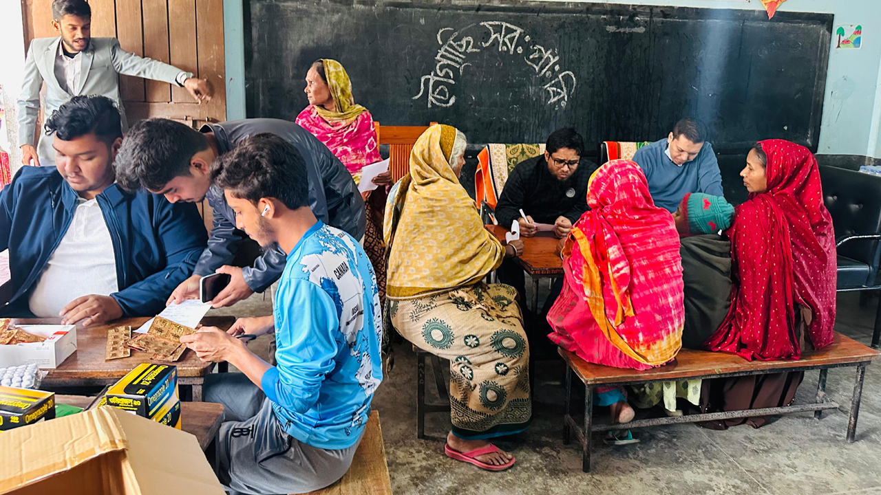 নাটোরে ‘এক টাকায় স্বাস্থ্যসেবা’ পেল ৫ শতাধিক রোগী