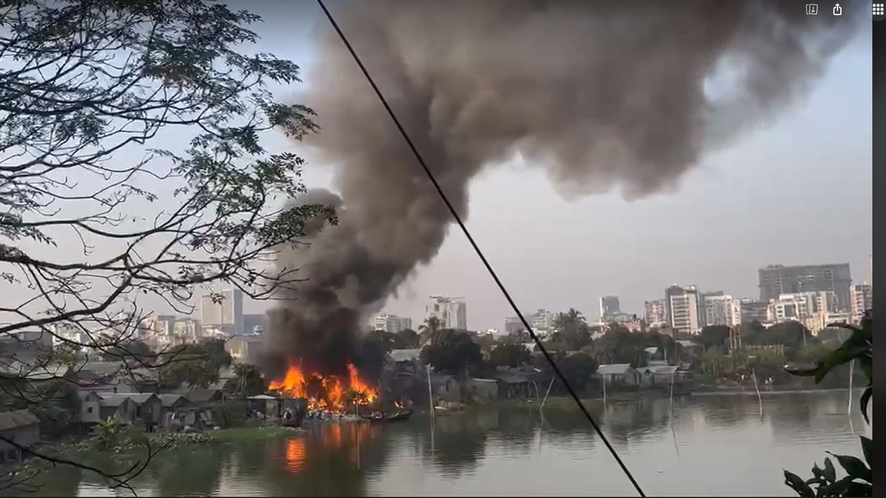 কড়াইল বস্তিতে আগুন, নিয়ন্ত্রণে ৭ ইউনিট