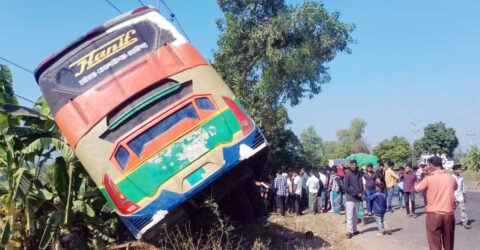 নিয়ন্ত্রণ হারিয়ে গাছের সঙ্গে বাসের ধাক্কা, ৩ যাত্রী নিহত