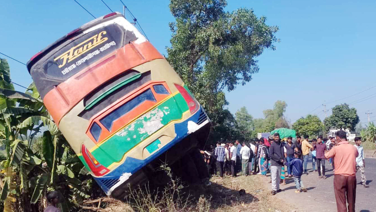 নিয়ন্ত্রণ হারিয়ে গাছের সঙ্গে বাসের ধাক্কা, ৩ যাত্রী নিহত