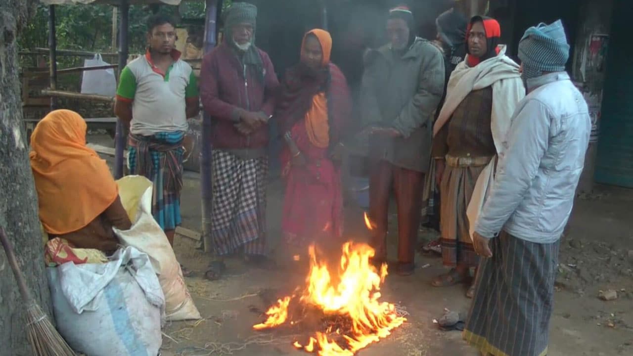 আজও মৃদু শৈত্যপ্রবাহে কাঁপছে চুয়াডাঙ্গা