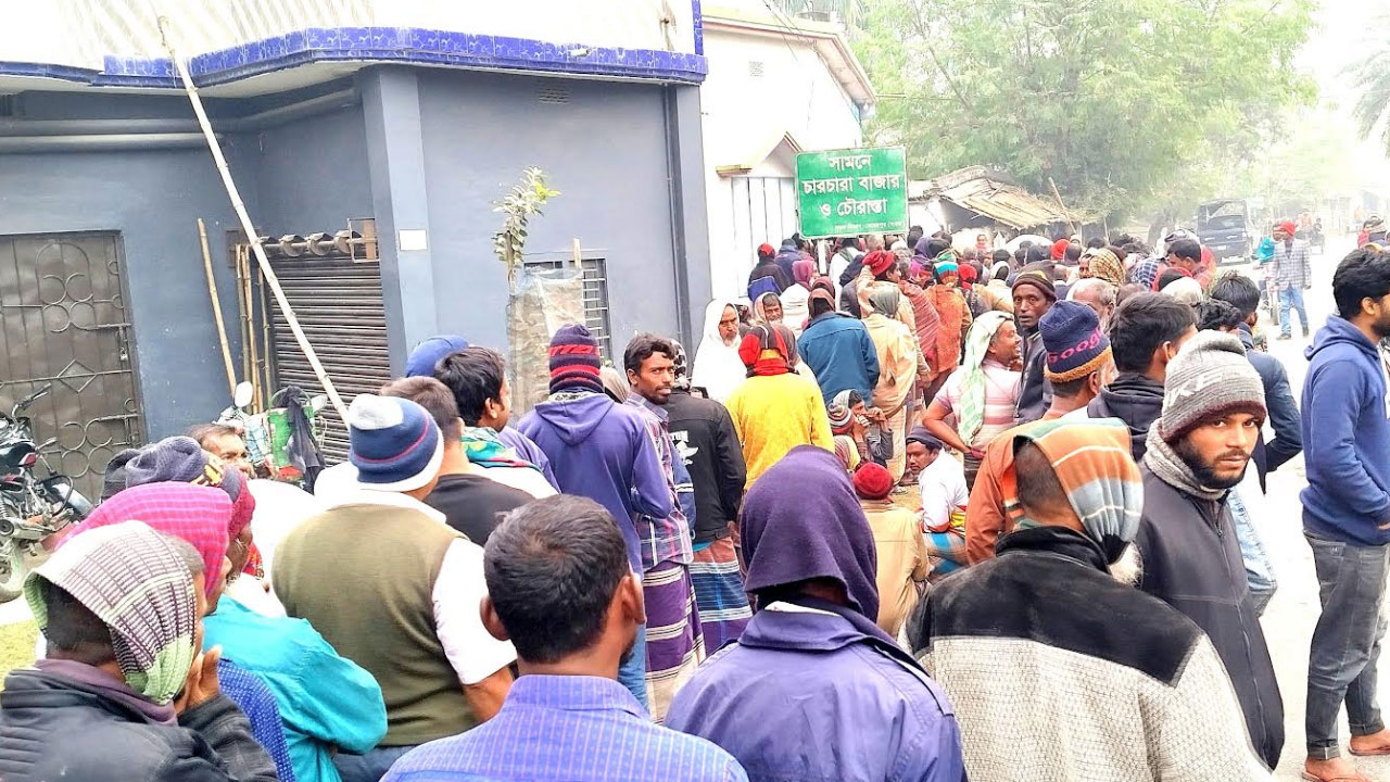 মেহেরপুরে সারের কৃত্রিম সংকট, লাইনে দাঁড়িয়েও সার পাচ্ছেন না কৃষক