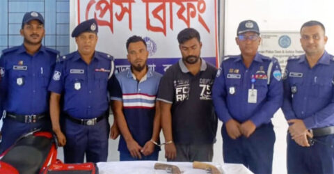 কক্সবাজার সৈকতে অস্ত্র-গুলিসহ দুই যুবক গ্রেফতার