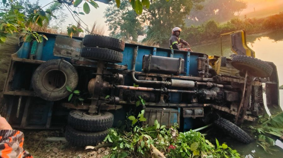 নওগাঁয় সড়ক দুর্ঘটনায় নিহত ৩