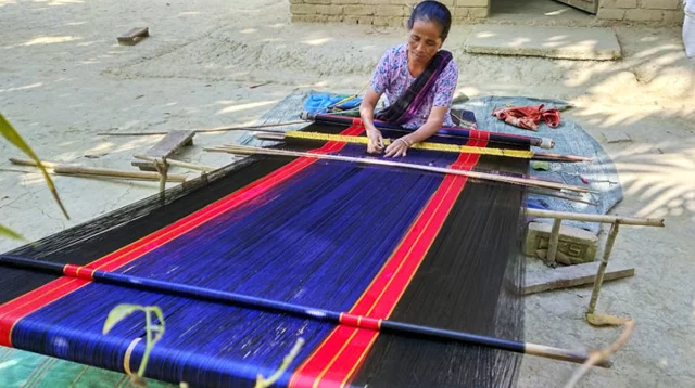 আধুনিকতার স্রোতে হারিয়ে যাচ্ছে ঐতিহ্যবাহী কোমরতাঁত