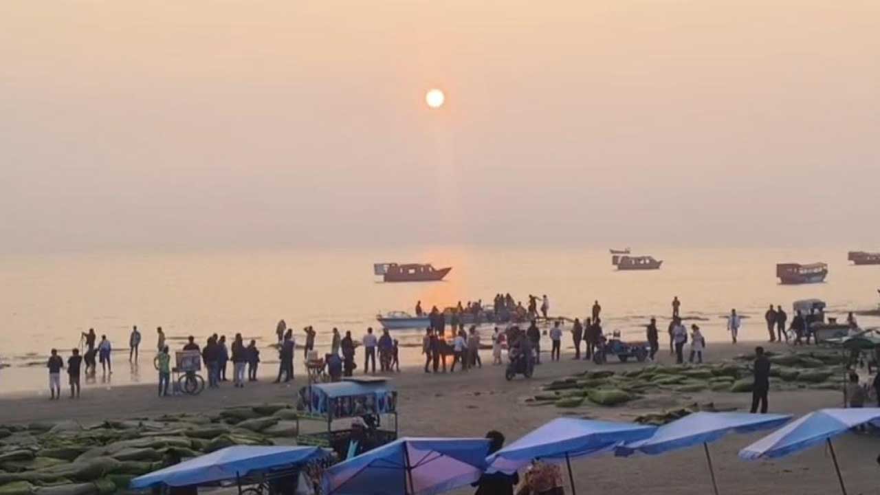 নতুন সূর্য উপভোগ করতে কুয়াকাটায় পর্যটকদের ভিড়