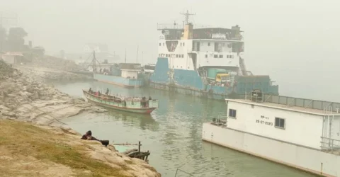 সাড়ে ৯ ঘণ্টা পর দৌলতদিয়া-পাটুরিয়া নৌরুটে ফেরি চলাচল শুরু