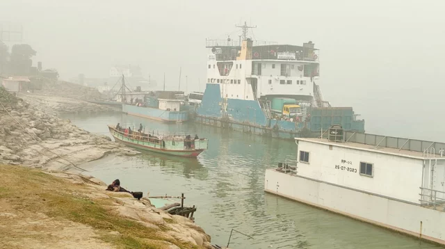 সাড়ে ৯ ঘণ্টা পর দৌলতদিয়া-পাটুরিয়া নৌরুটে ফেরি চলাচল শুরু