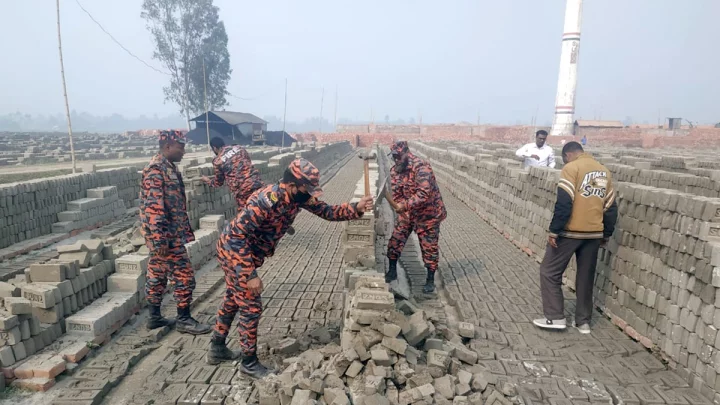 লালমনিরহাটে অনুমোদনহীন ৪টি ইটভাটায় ৫ লাখ টাকা জরিমানা