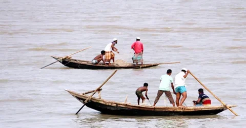 মেঘনায় বাল্কহেডের ধাক্কায় নৌকাডুবি, জেলে নিখোঁজ