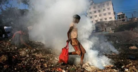 আজ বায়ুদূষণের শীর্ষে লাহোর, ঢাকার বাতাস ‘খুবই অস্বাস্থ্যকর’