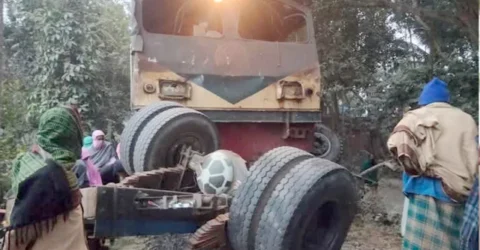 সরিষাবাড়িতে ট্রেন ও ট্রাকের মুখোমুখি সংঘর্ষ