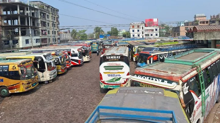 বরিশাল থেকে ১৫টি রুটের বাস চলাচল বন্ধ, ভোগান্তিতে যাত্রীরা